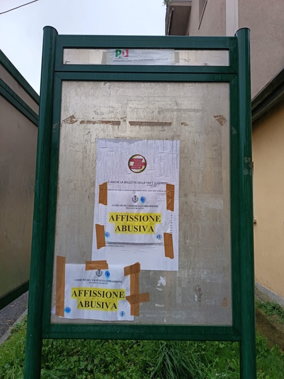 Affissioni abusive oscurate, il Pd: “Nessuna motivazione ufficiale dal Comune”