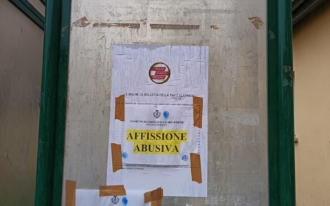 Il Comune oscura i manifesti della minoranza contro il sindaco Toto: “Affissione abusiva”