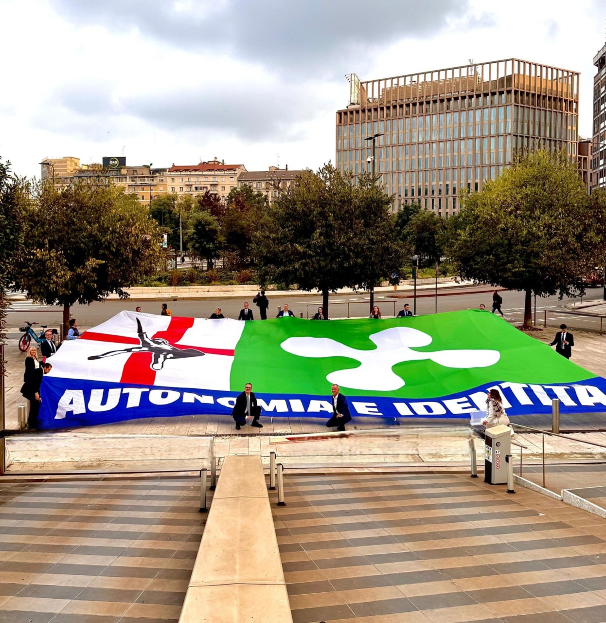 Autonomia, flash mob della Lega al Pirellone