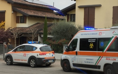 Cade a terra, ferito gravemente