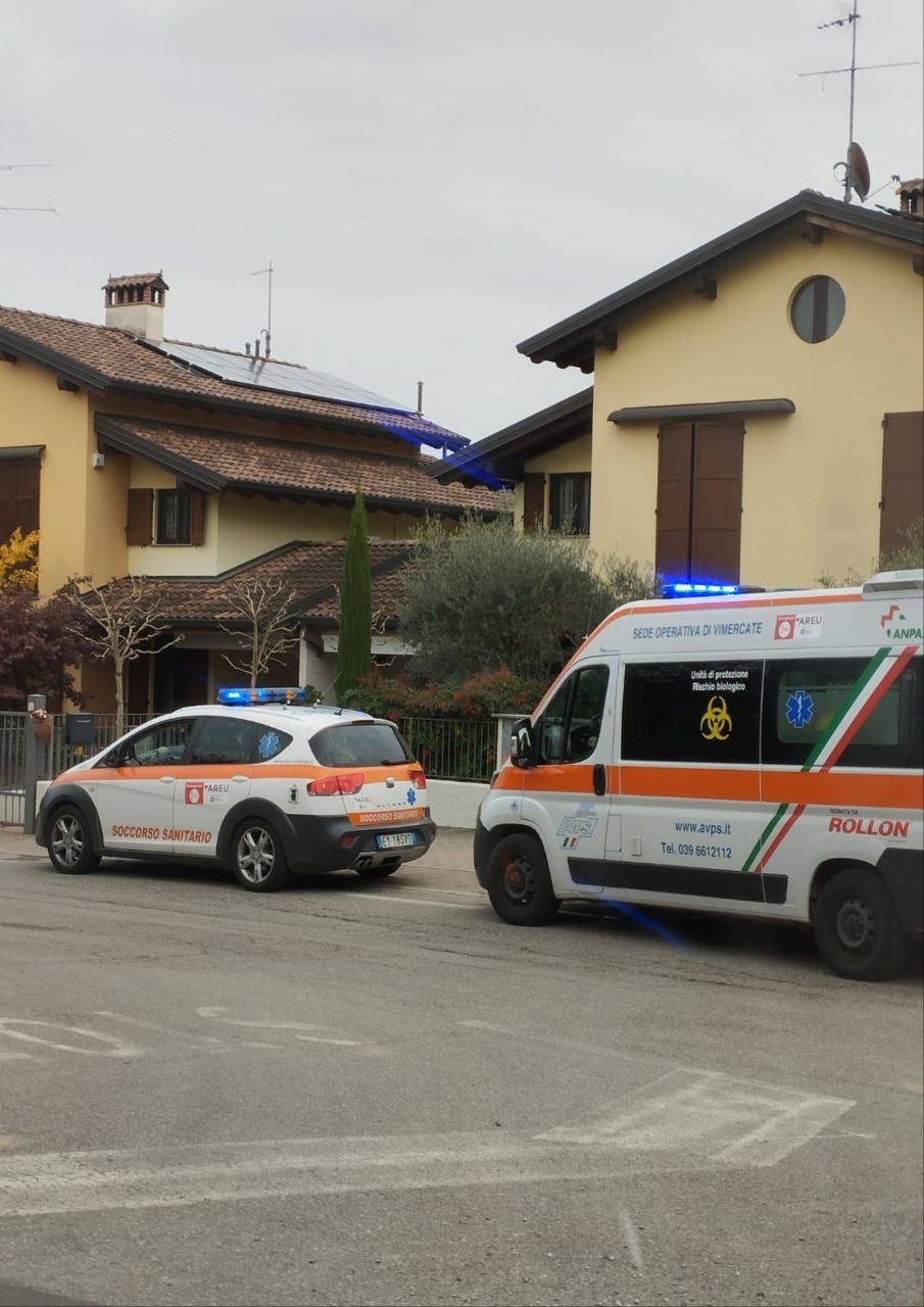 Cade a terra, ferito gravemente