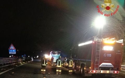 Paura nella notte: due bambine ferite nello scontro tra un’auto e un pullman