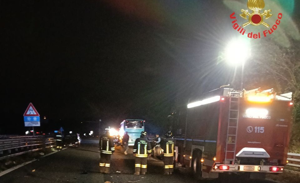 Paura nella notte: due bambine ferite nello scontro tra un’auto e un pullman