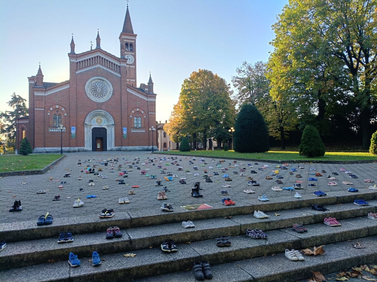 “Passi interrotti”: sul sagrato della chiesa di Verderio un’installazione per ricordare i bambini uccisi a Gaza