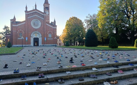 “Passi interrotti”: sul sagrato della chiesa di Verderio un’installazione per ricordare i bambini uccisi a Gaza