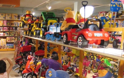 Rubano giocattoli nascondendoli sotto i vestiti, beccate per i vestiti troppo… larghi