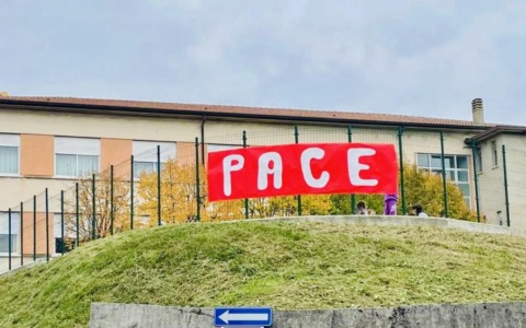 Striscione della pace a scuola, prima fatto togliere dal sindaco e poi rimesso al suo posto