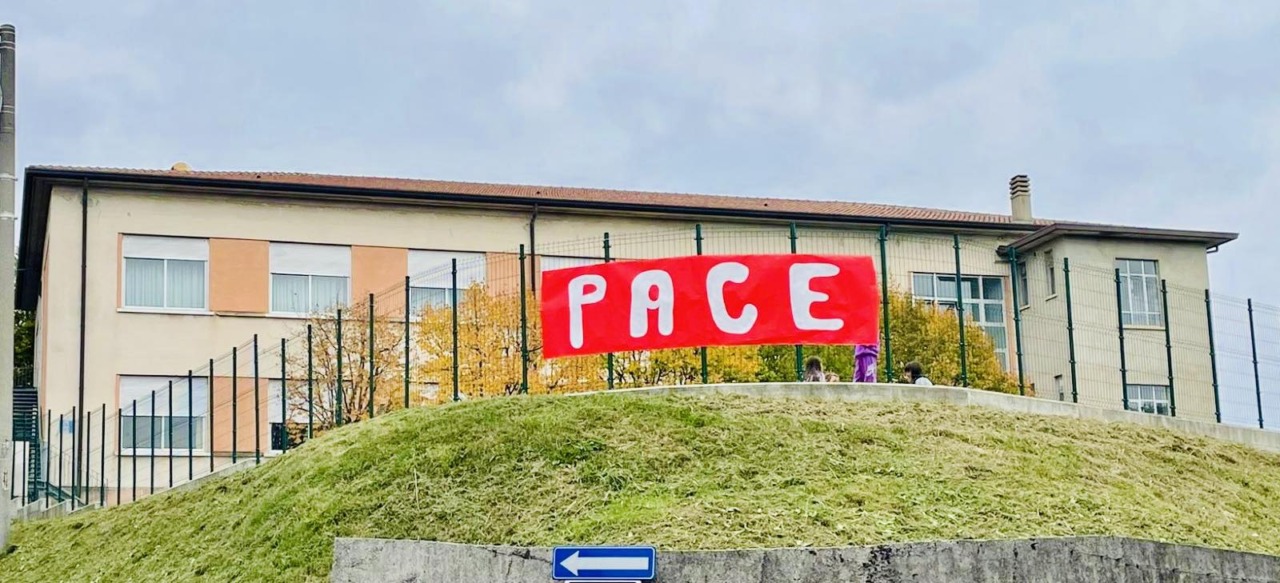 Striscione della pace a scuola, prima fatto togliere dal sindaco e poi rimesso al suo posto
