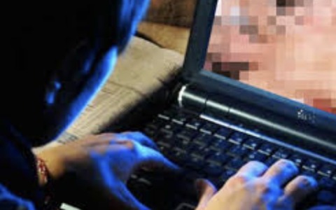 Ragazzino adescato sui social, vittima di un pedofilo