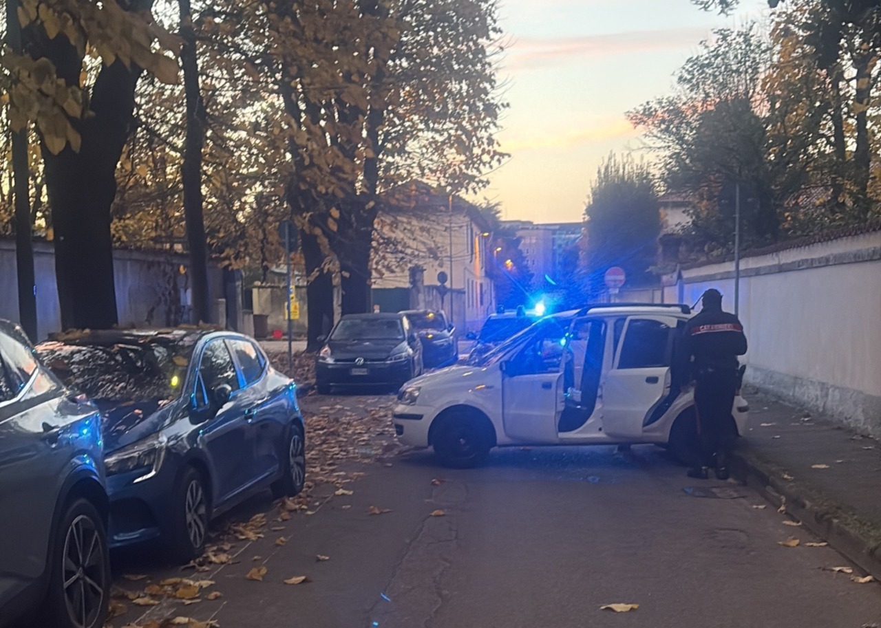 Sbarrano la strada con l’auto di un residente per commettere un furto