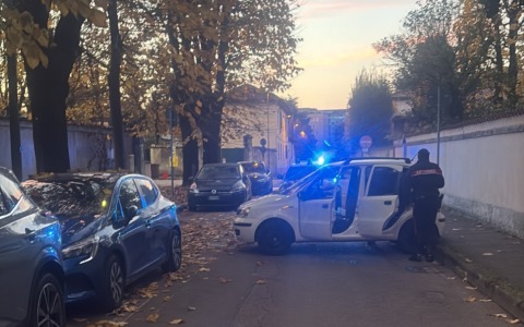 Sbarrano la strada con l’auto di un residente per commettere un furto