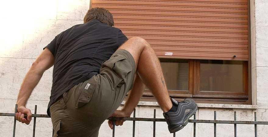 Tenta di rubare negli spogliatoi della palestra ma resta incastrato nella finestra