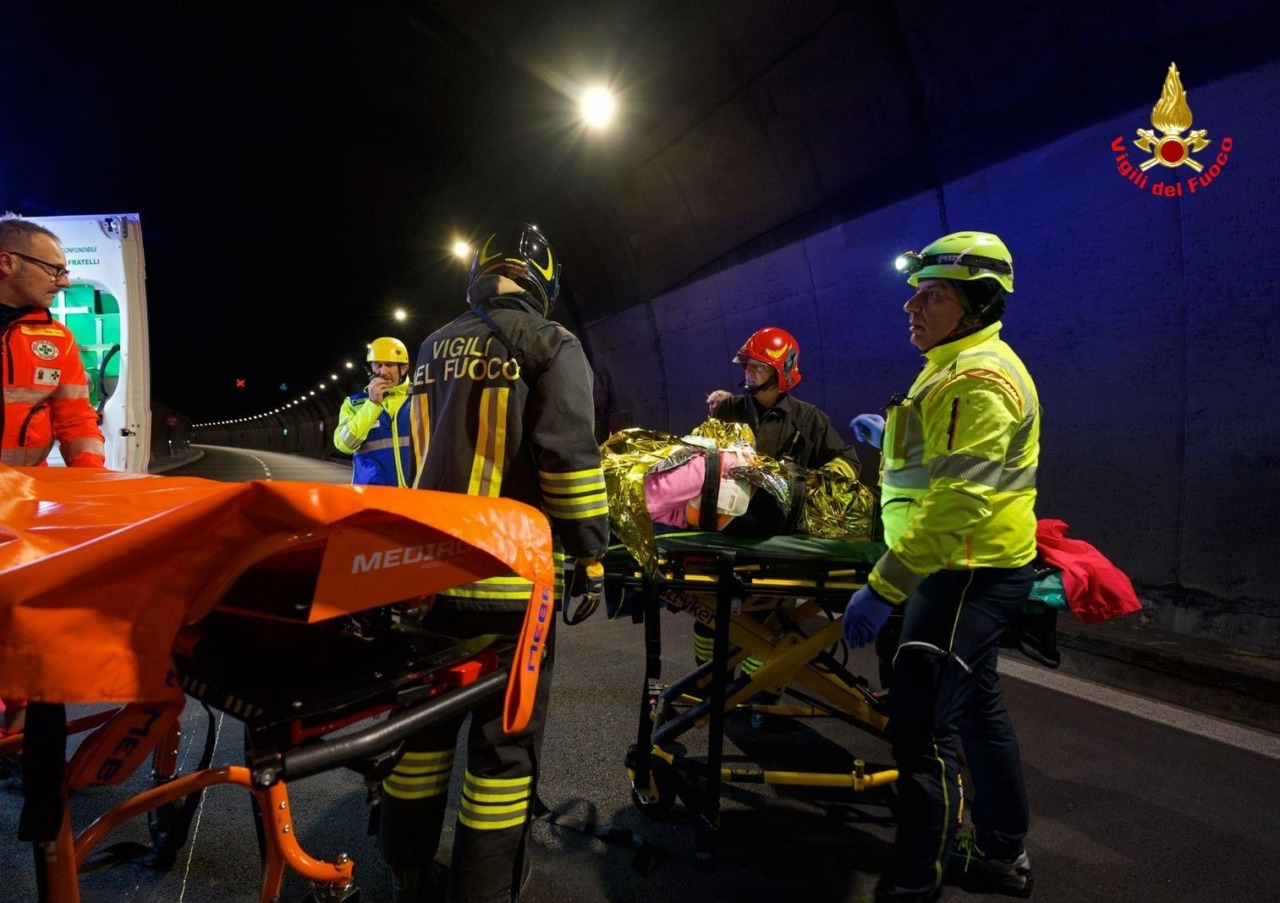 Esercitazione notturna nella galleria San Martino sulla SS36: simulato incidente con sostanze pericolose