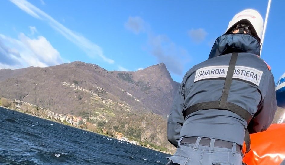 Kitesurfista in difficoltà a mezzo chilometro dalla costa salvato dalla Guardia Costiera