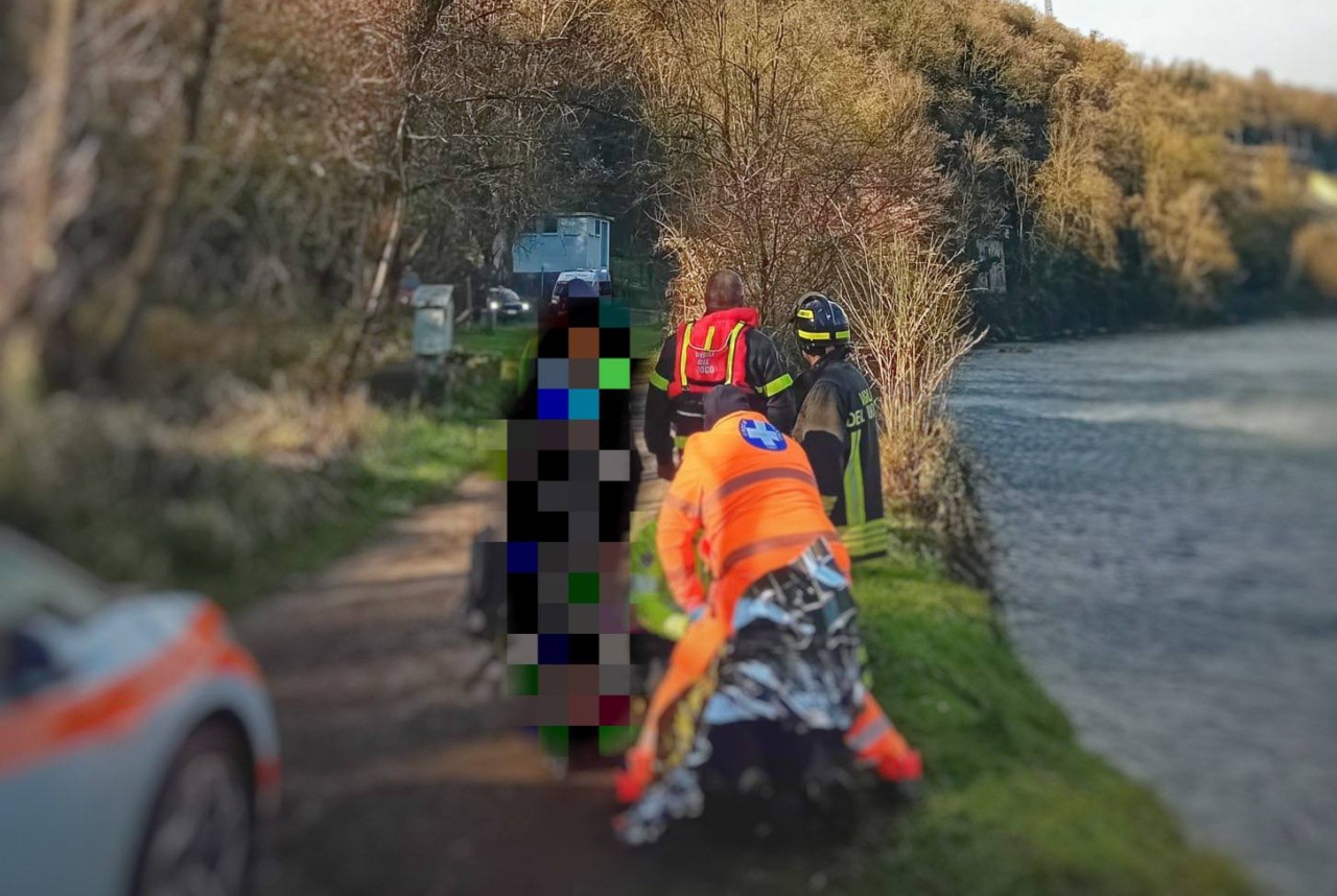 Cade nel fiume, soccorso e tratto in salvo dai Vigili del fuoco