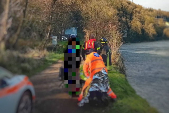 Cade nel fiume, soccorso e tratto in salvo dai Vigili del fuoco