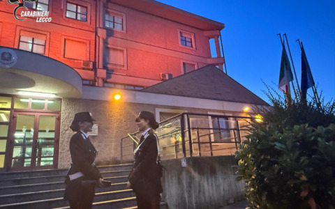 Le caserme dei Carabinieri si illuminano per dire basta alla violenza di genere