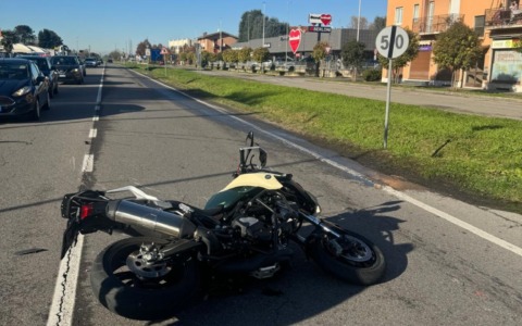 Scontro tra moto e furgone sulla provinciale, paura per un centauro