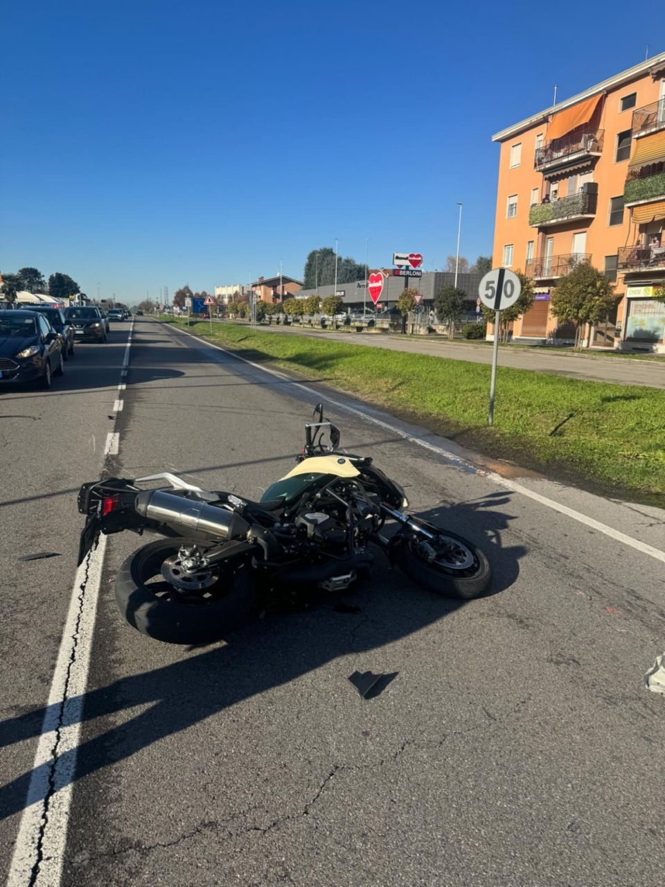 Scontro tra moto e furgone sulla provinciale, paura per un centauro