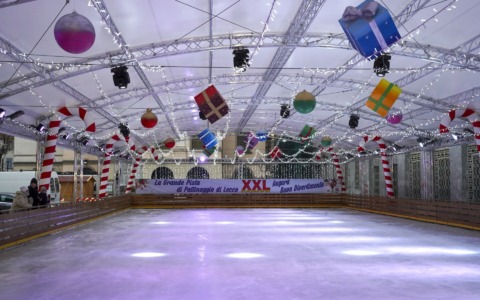 Mercato in centro Lecco: oggi l’ultimo appuntamento, poi la pista del ghiaccio