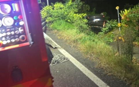 Auto esce di strada e si ribalta, paura per quattro giovanissimi