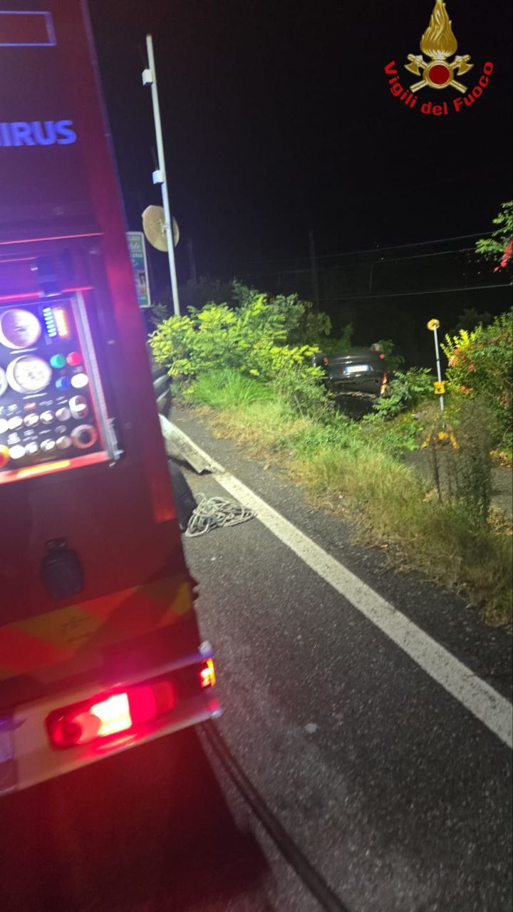 Auto esce di strada e si ribalta, paura per quattro giovanissimi