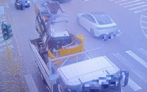 Urta il ponte della ferrovia e scappa: rintracciato dalla Polizia locale