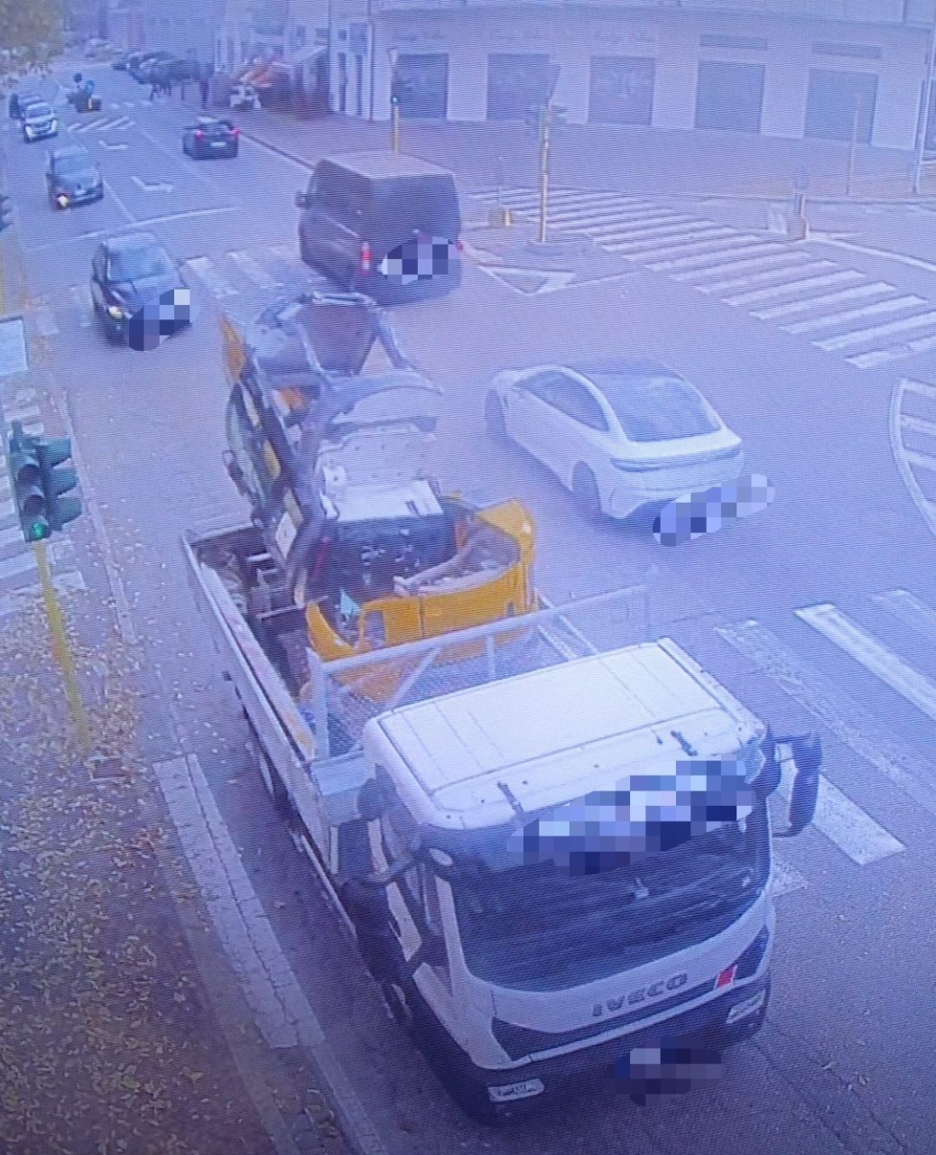 Urta il ponte della ferrovia e scappa: rintracciato dalla Polizia locale