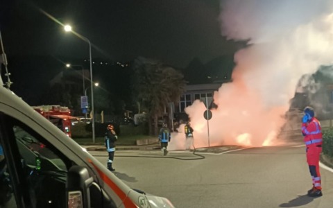 Auto a fuoco sulla Provinciale, messe in salvo le persone a bordo