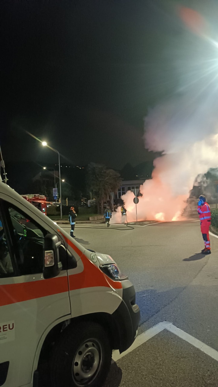 Auto a fuoco sulla Provinciale, messe in salvo le persone a bordo