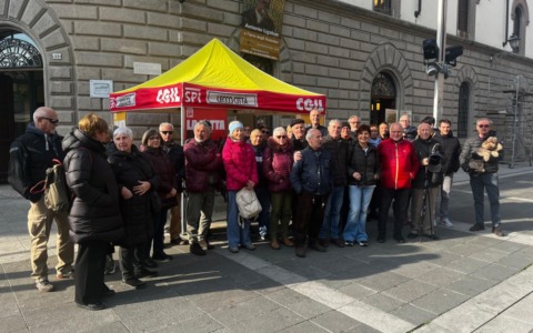 Pensionati lecchesi in piazza: diritti e dignità al centro della protesta