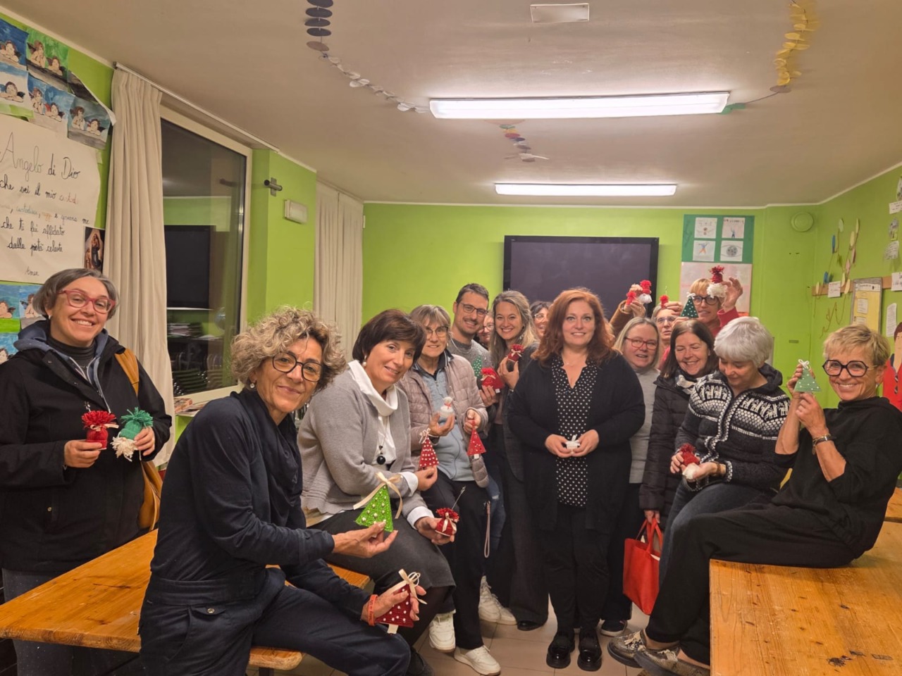 Ghirlande, segnaposto e tanto altro: un successo il corso di addobbi natalizi del Comune