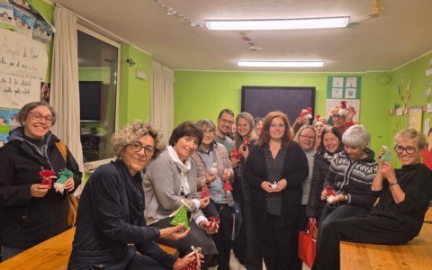 Ghirlande, segnaposto e tanto altro: un successo il corso di addobbi natalizi del Comune