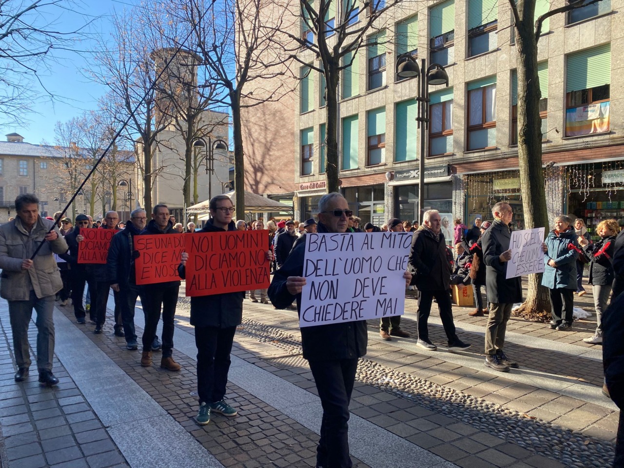 Flash mob di Ora Basta, gli uomini sfilano contro la violenza sulle donne
