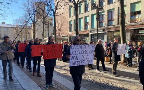 Flash mob di Ora Basta, gli uomini sfilano contro la violenza sulle donne
