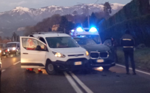 Scontro tra due auto sulla Briantea, un ferito e traffico in tilt