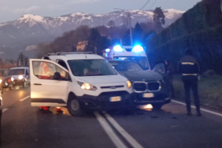 Scontro tra due auto sulla Briantea, un ferito e traffico in tilt