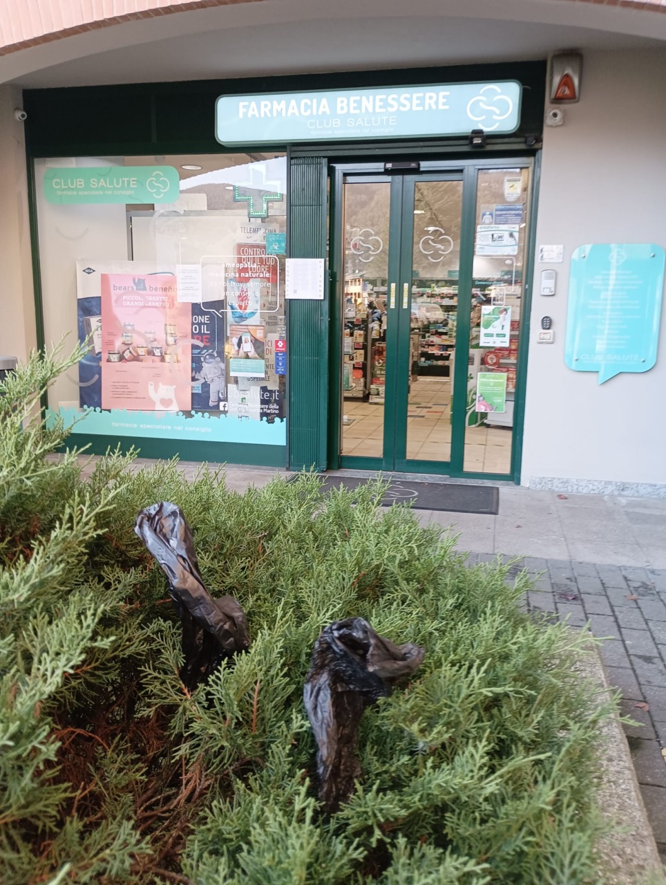 Lascia i sacchetti con la cacca del cane davanti a case e negozi: caccia all’incivile