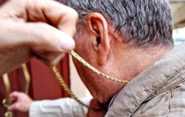 Ladra deruba un anziano, il racconto della vittima