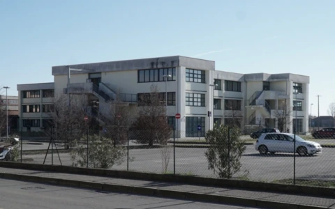 Spray al peperoncino nei corridoi, studenti intossicati e scuola evacuata