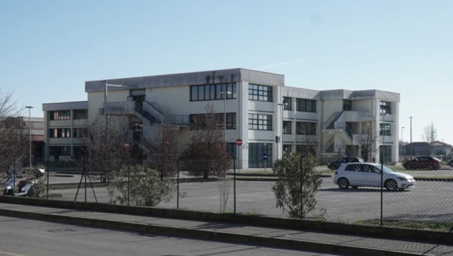 Spray al peperoncino nei corridoi, studenti intossicati e scuola evacuata