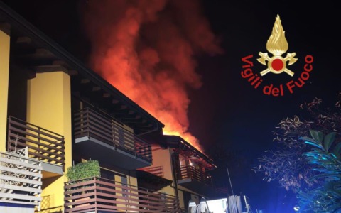 Bellagio, incendio nella notte: tetto e mansarda completamente distrutti