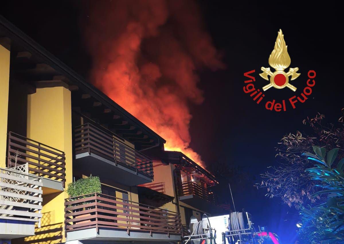 Bellagio, incendio nella notte: tetto e mansarda completamente distrutti