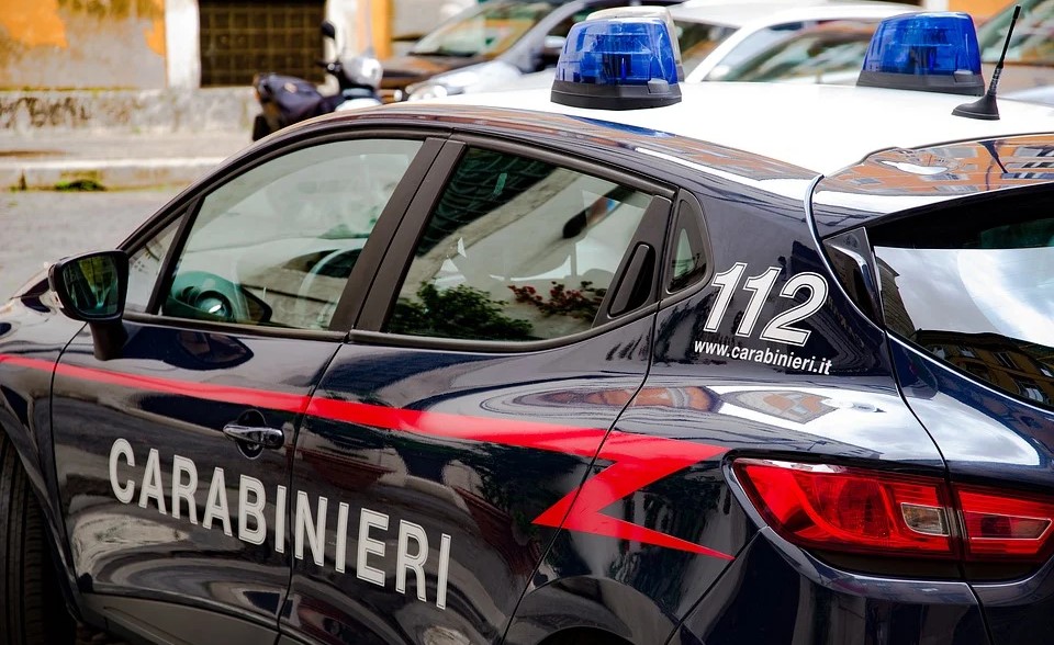 Non si fermano all’alt dei Carabinieri e scatta l’inseguimento: arrestati con la droga nell’auto