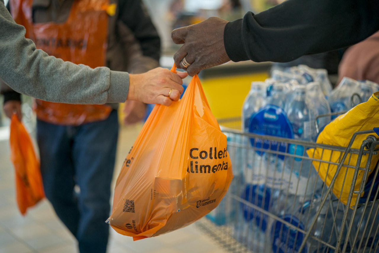 Lecco non si ferma: 78 tonnellate di alimenti donati nella Giornata Nazionale della Colletta