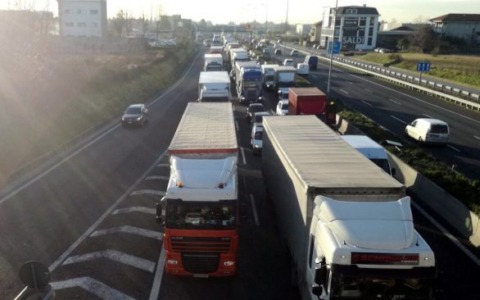 Camion si ribalta sulla Statale 36, strada chiusa e lunghe code