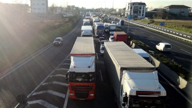 Camion si ribalta sulla Statale 36, strada chiusa e lunghe code