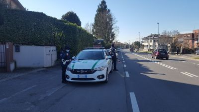 Alla guida senza patente (mai conseguita) e assicurazione: maxi multa da 6mila euro