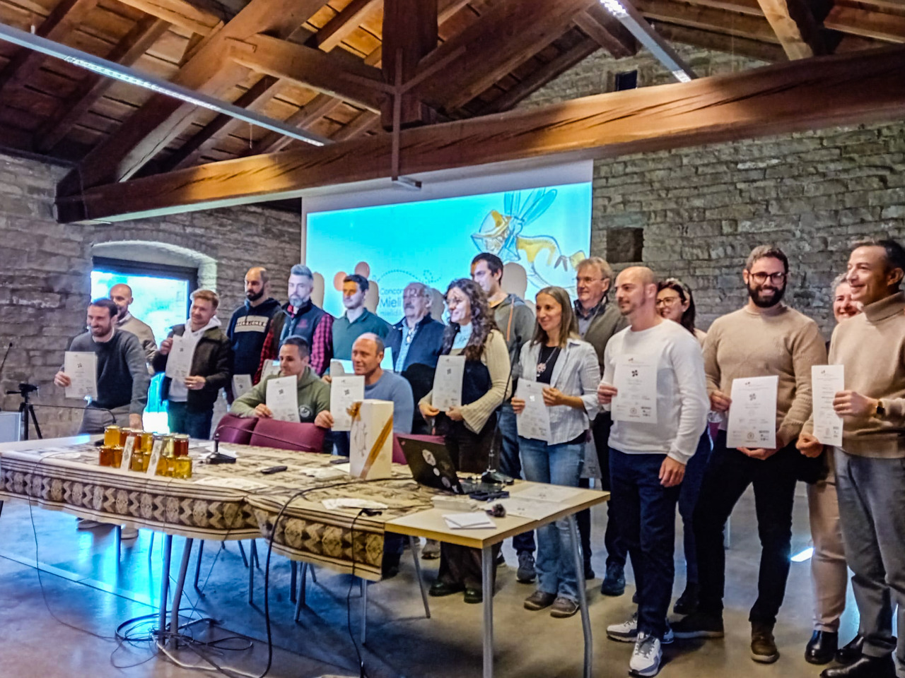 Un premio al miele prodotto nel Meratese e in Bergamasca