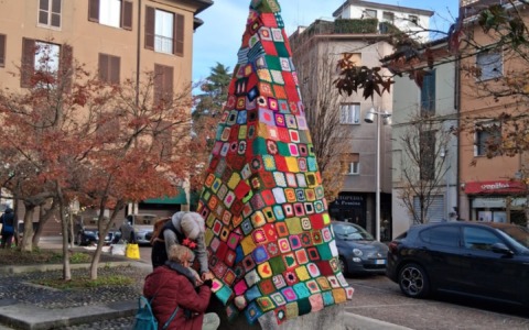 Sferruzzare Solidale: l’arte della lana colora il Natale casatese